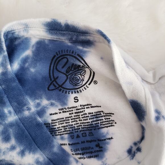 New Selena Official Merchandise Queen of Cumbia Tie Dye Graphic Logo T-Shirt Top - Picture 7 of 8